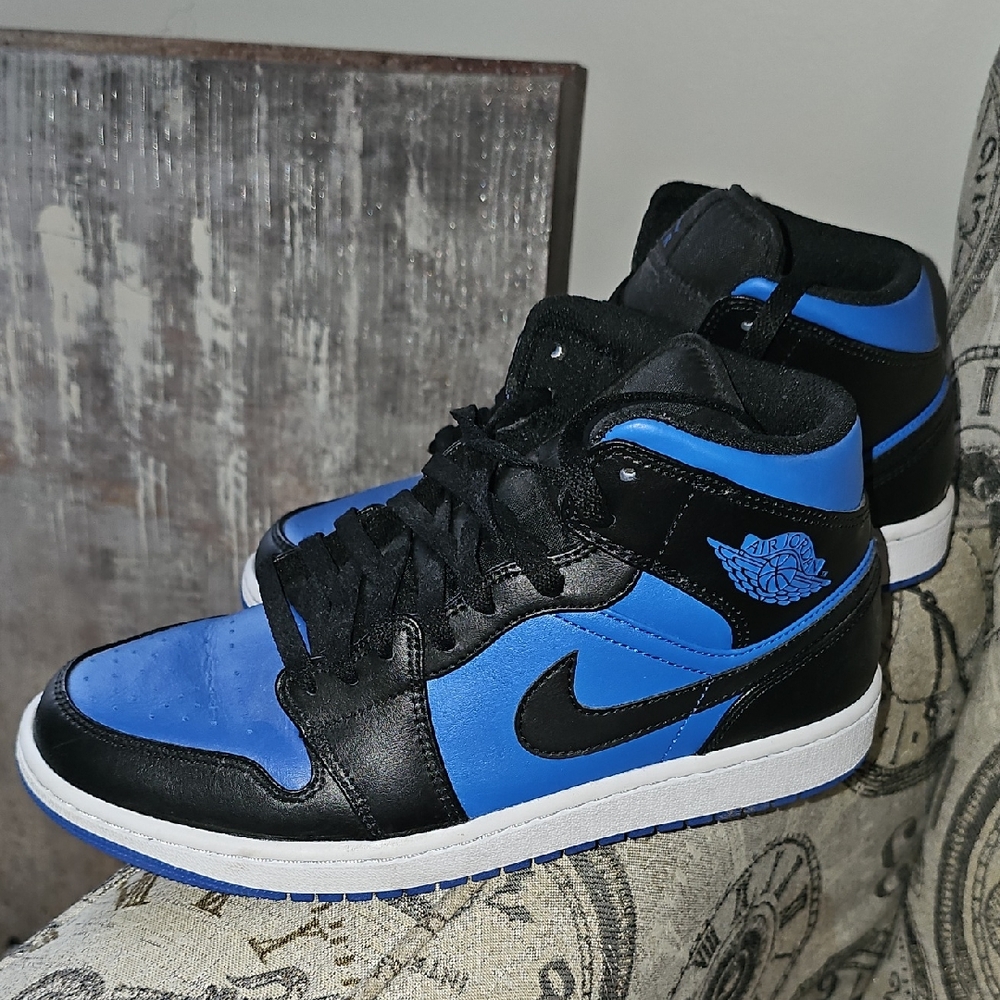 EUC Mens Sz 9. Jordan Black and Blue Midrise Sneakers
